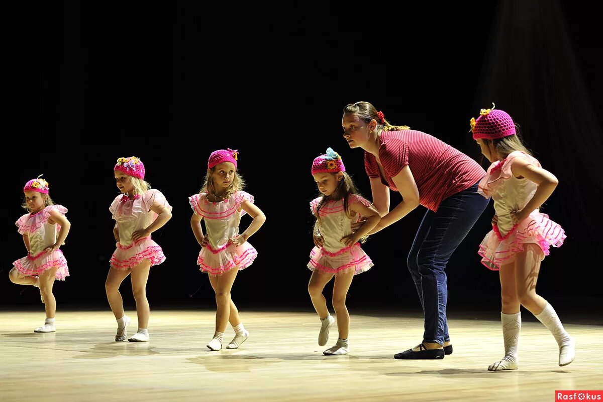 Цветы на первое выступление ребенка. Выходит на сцену ребенок. Выступление детского ансамбля. Детские выступления видео. Дети выступают в детском доме.