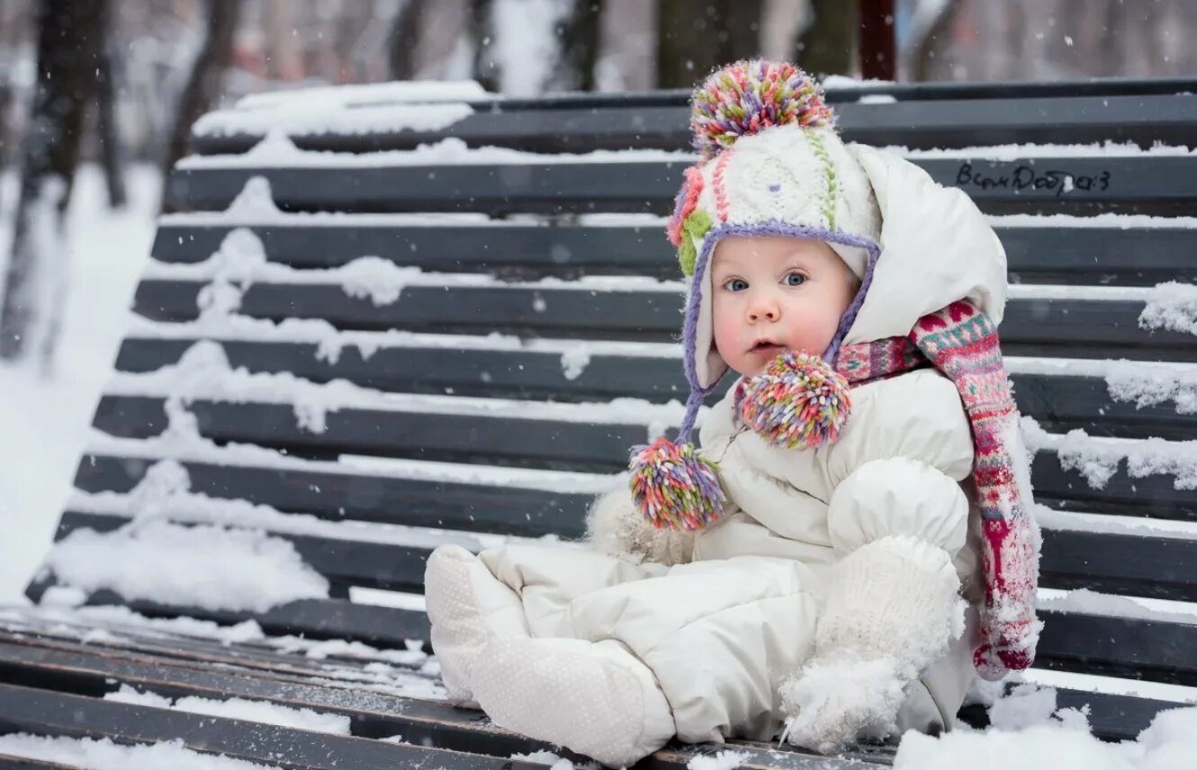 дети зимой на улице. дети зимой. маленькие дети на улице зимой. малыш зимой фото. дети зимой.