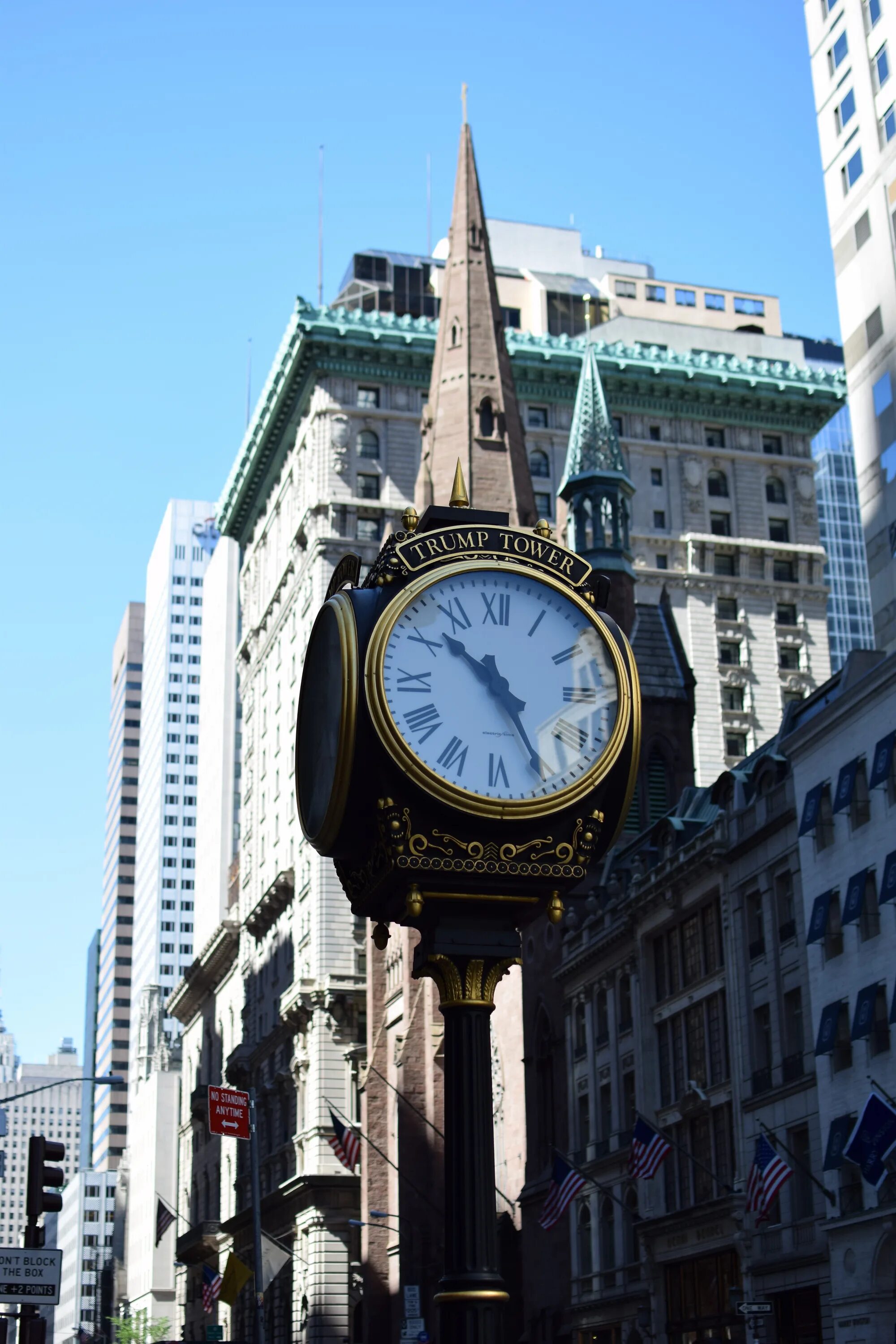 Время час америка. Часовая башня Нью Йорк. Трамп Тауэр часы. Красивые башенные часы. Известные башни с часами.
