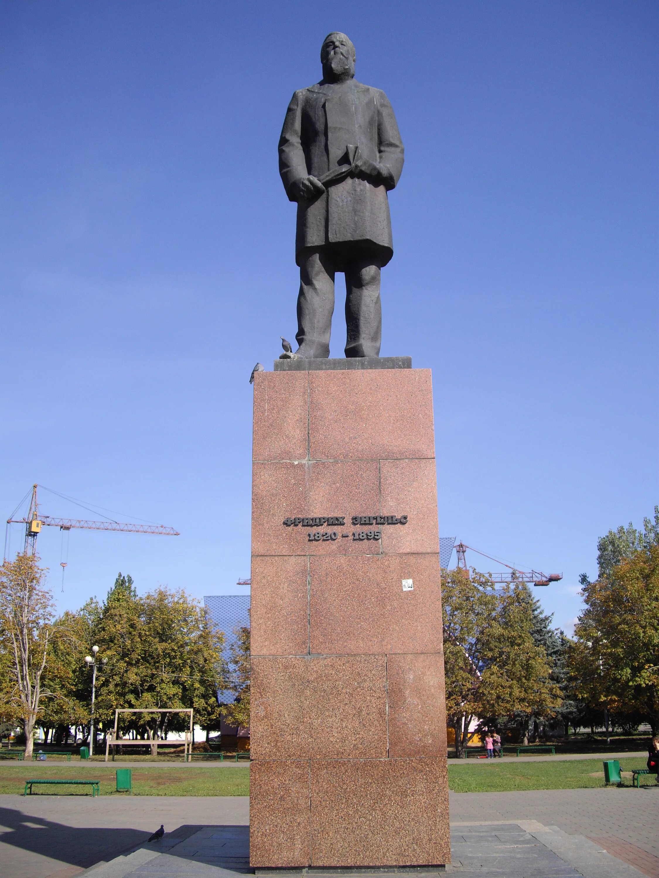 Памятник Энгельсу в городе Энгельс. Памятник Фридриху Энгельсу. Город Энгельс Фридриха Энгельса памятник. Памятники города Энгельса памятники города Энгельса. Сколько лет энгельсу