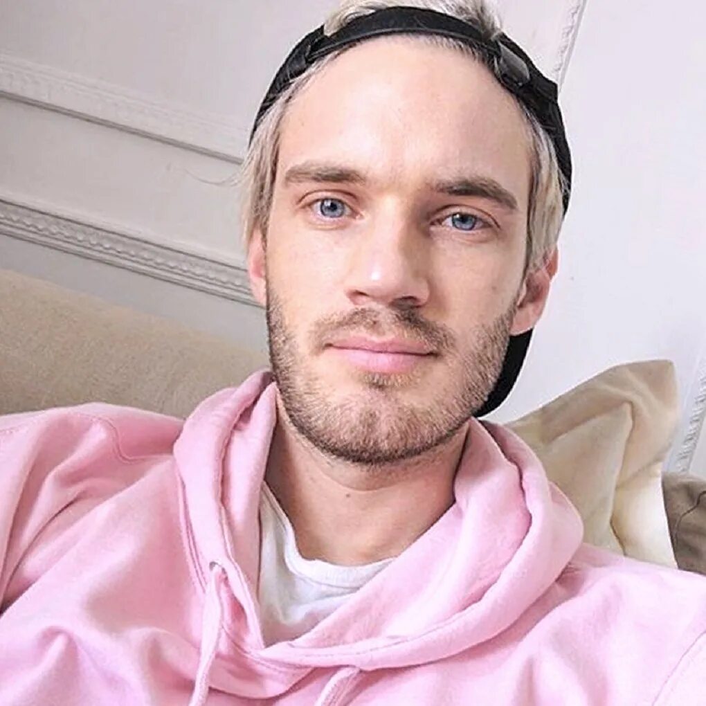 Какой нибудь блогер. Блоггер ПЬЮДИПАЙ. PEWDIEPIE 2014. PEWDIEPIE 2022.