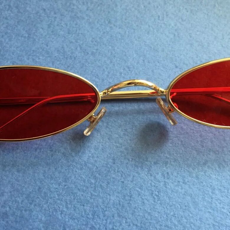 Солнцезащитные очки овальной формы. Солнечные очки овальные. Овальные очки. Красные овальные очки. Очки овальной формы.