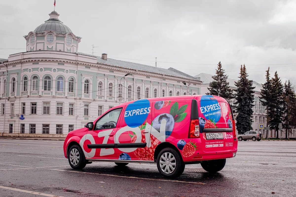 Курьер на автомобиле спб. Брендированный автомобиль. Брендирование автомобиля Озон. Озон экспресс машина. Брендирование машины.