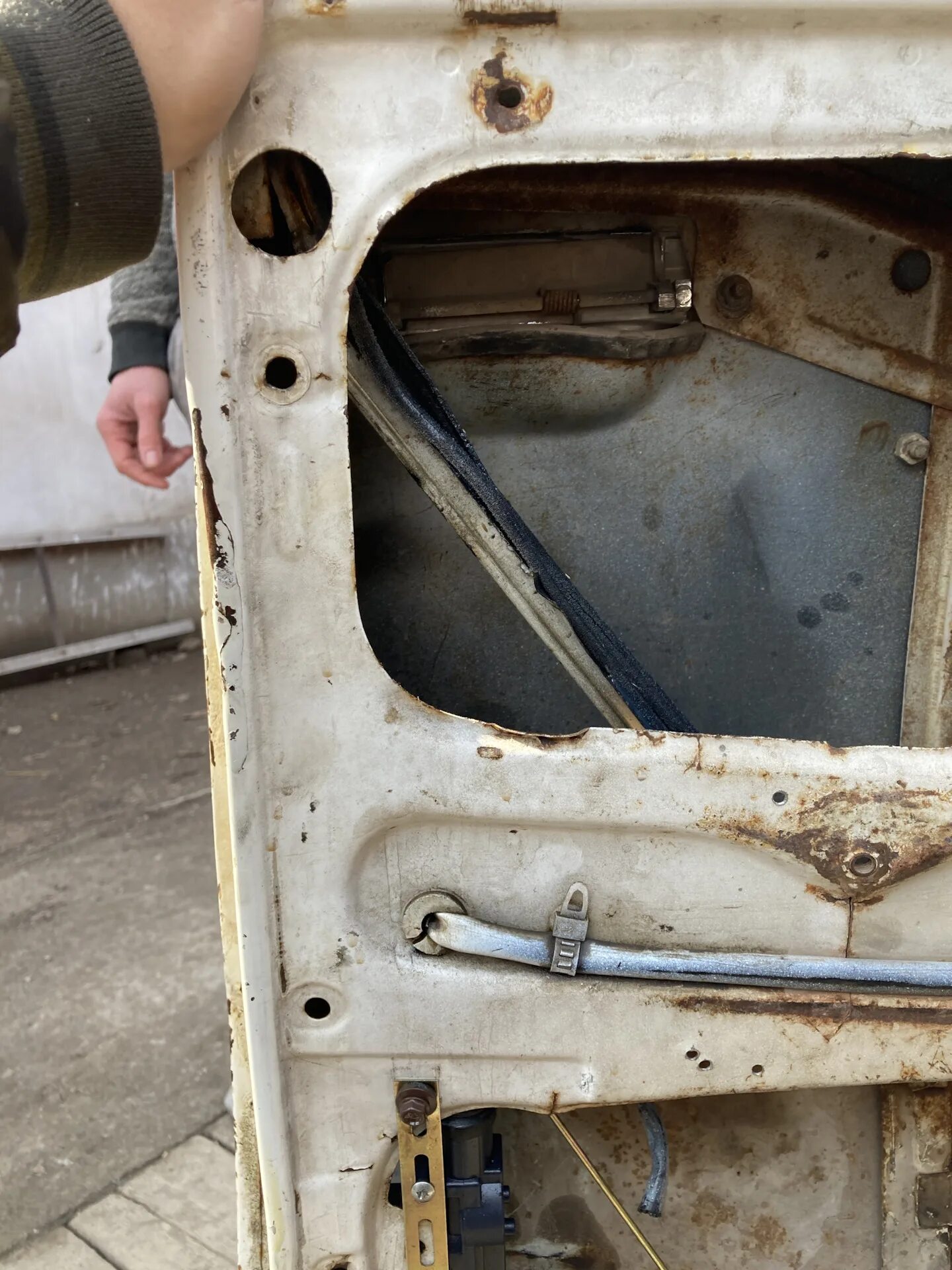 Тросик подъема стекла ваз 2106. Сборка двери ваз 2106. Задние замки ваз 2106. Как поменять дверь 2106. Дверной замок ваз 2106.