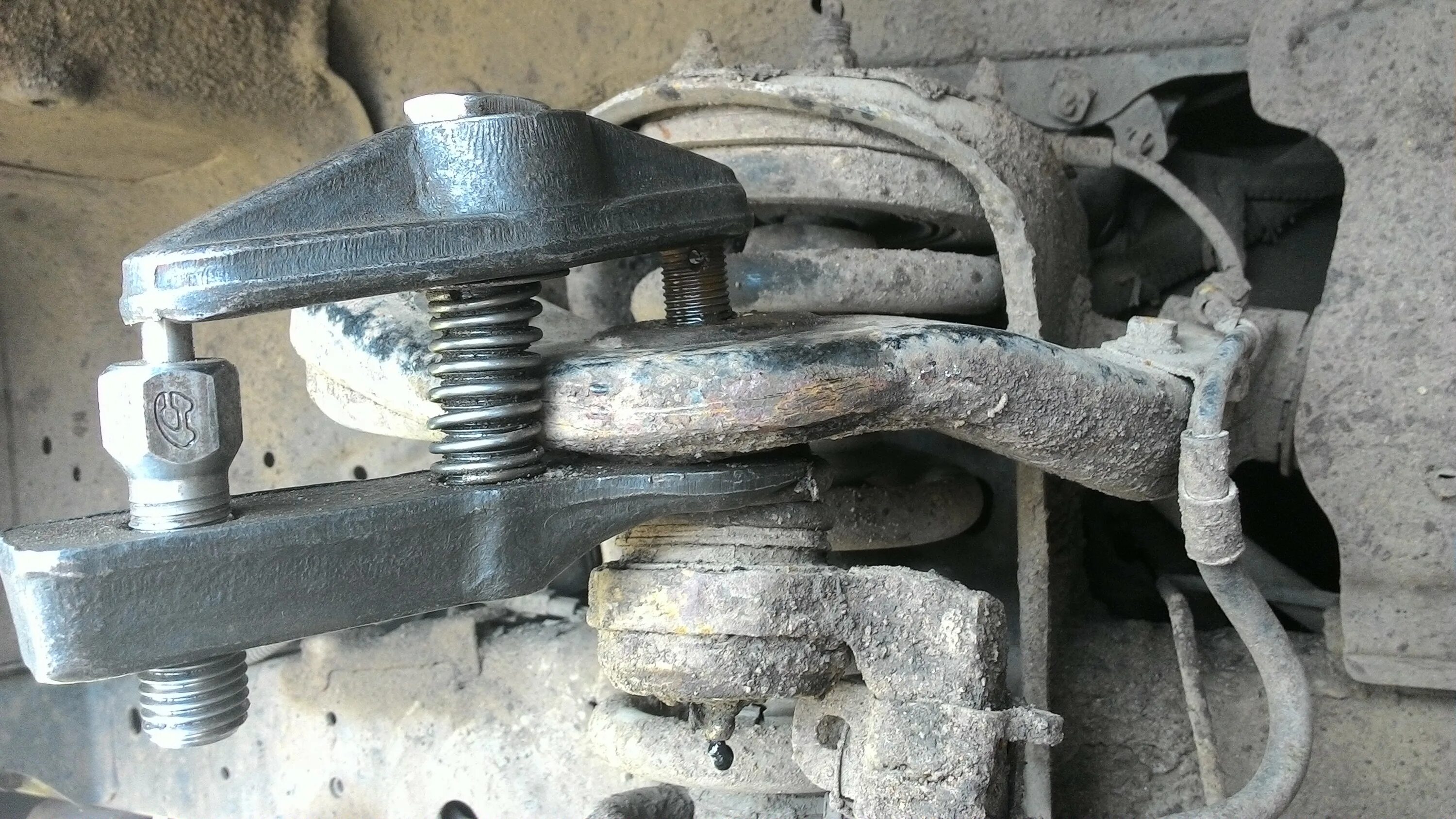 Сайлентблоки переднего редуктора прадо 90. Сайлентблоки прадо 95 задние. Плавающий сайлентблок заднего стабилизатора прадо. Замена сайлентблоков прадо. Сайлентблоки передних рычагов ленд крузер 200.