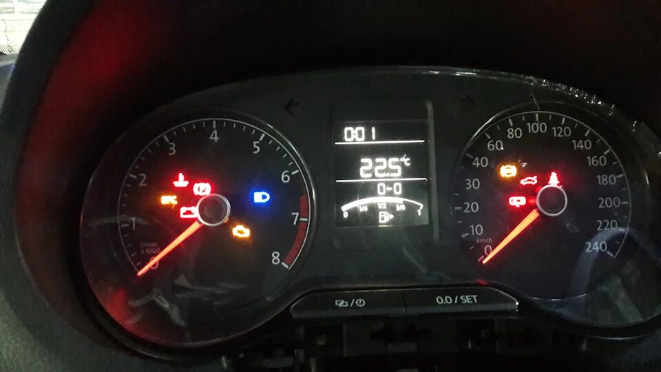 Поло знаки на приборной панели. Панель приборов volkswagen polo sedan. Значки приборов volkswagen polo sedan 2013. Индикаторы приборки polo 9n3. Фольксваген поло индикаторы на приборной панели.