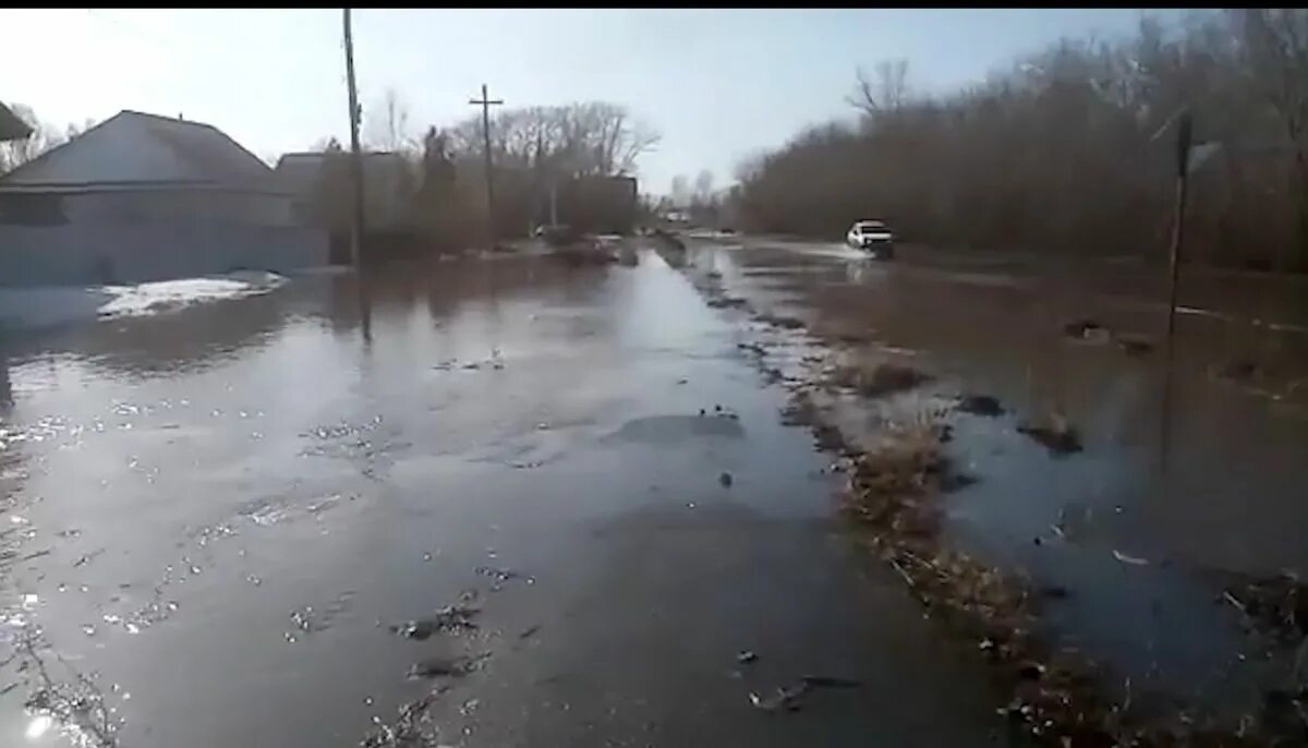 Уровень воды в реке чумыш. Паводок Алтайский край. Паводок в деревне Алтайский край. Обь наводнение. Подъем воды на реке паводок.