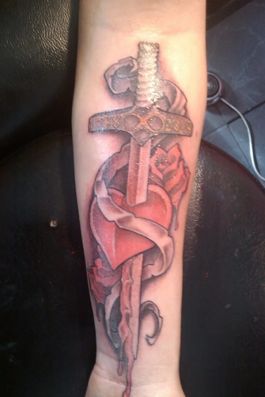 тату меч на руке. тату меч. тату меч в ножнах. тату меч. тату меч.