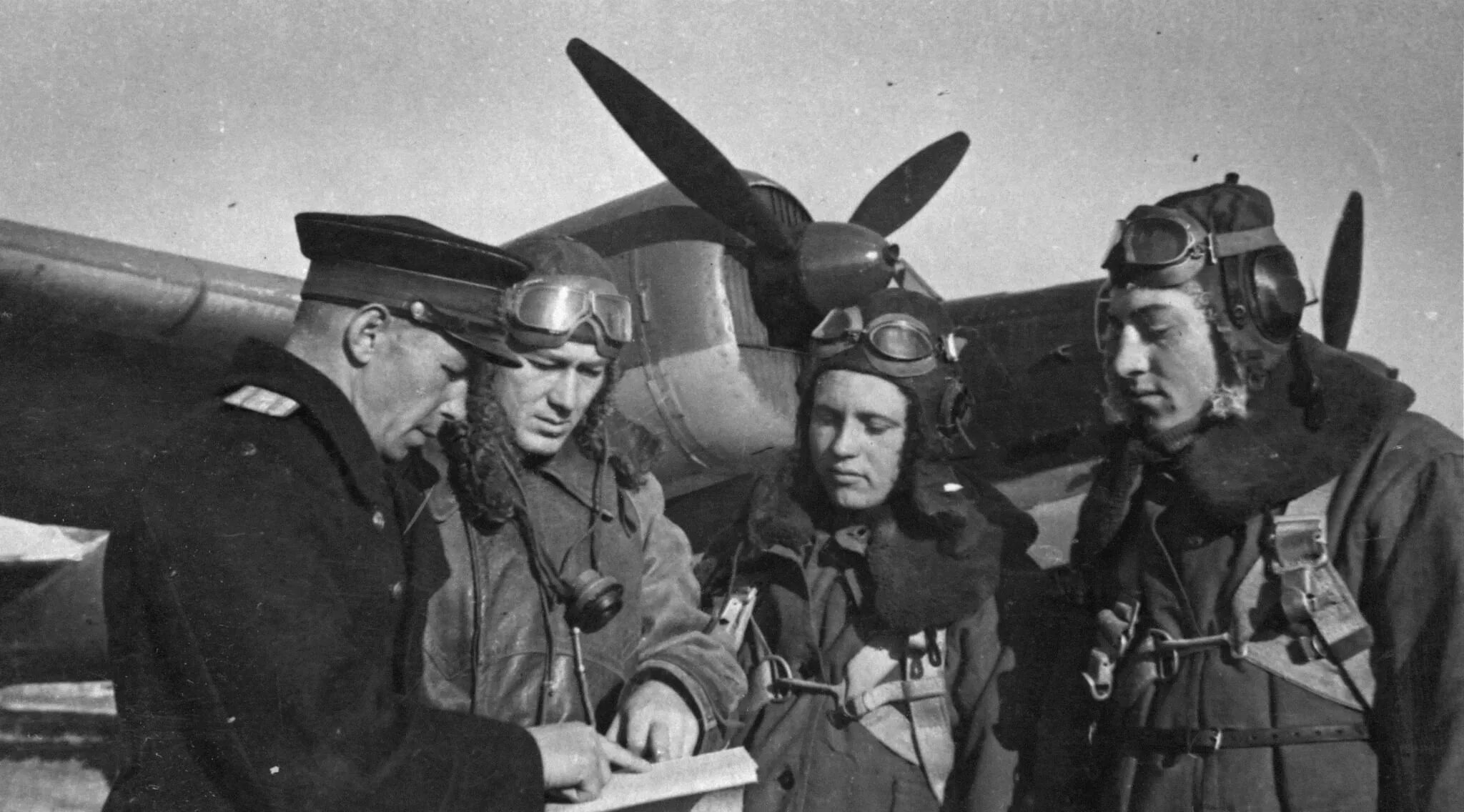 Многим летчикам великой отечественной войны было. Летчики ВОВ 1941. Военные летчики в ВОВ 1941-1945. Летчики ВВС СССР 1941-1945. Советские летчики ВОВ.