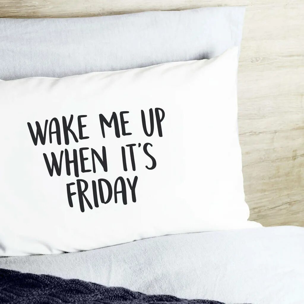 Wake me up when it s over. Wake up надпись. белые подушки на кровати. wake me up when. аватарка с надписью wake up.
