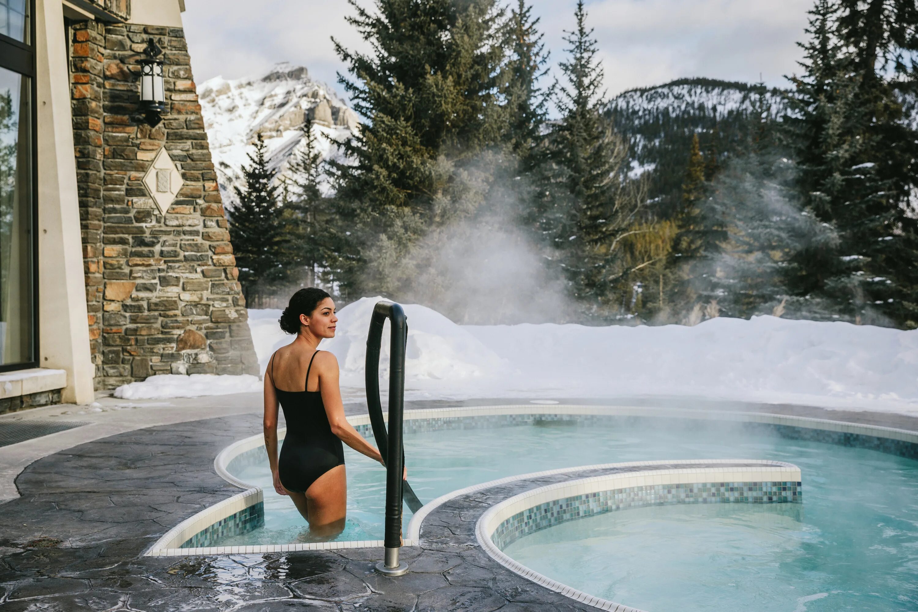 Man hot spring travel. Фейрмонт банфф отель. fairmont banff springs. snow swimming. fotoes of hott pools in mountains.