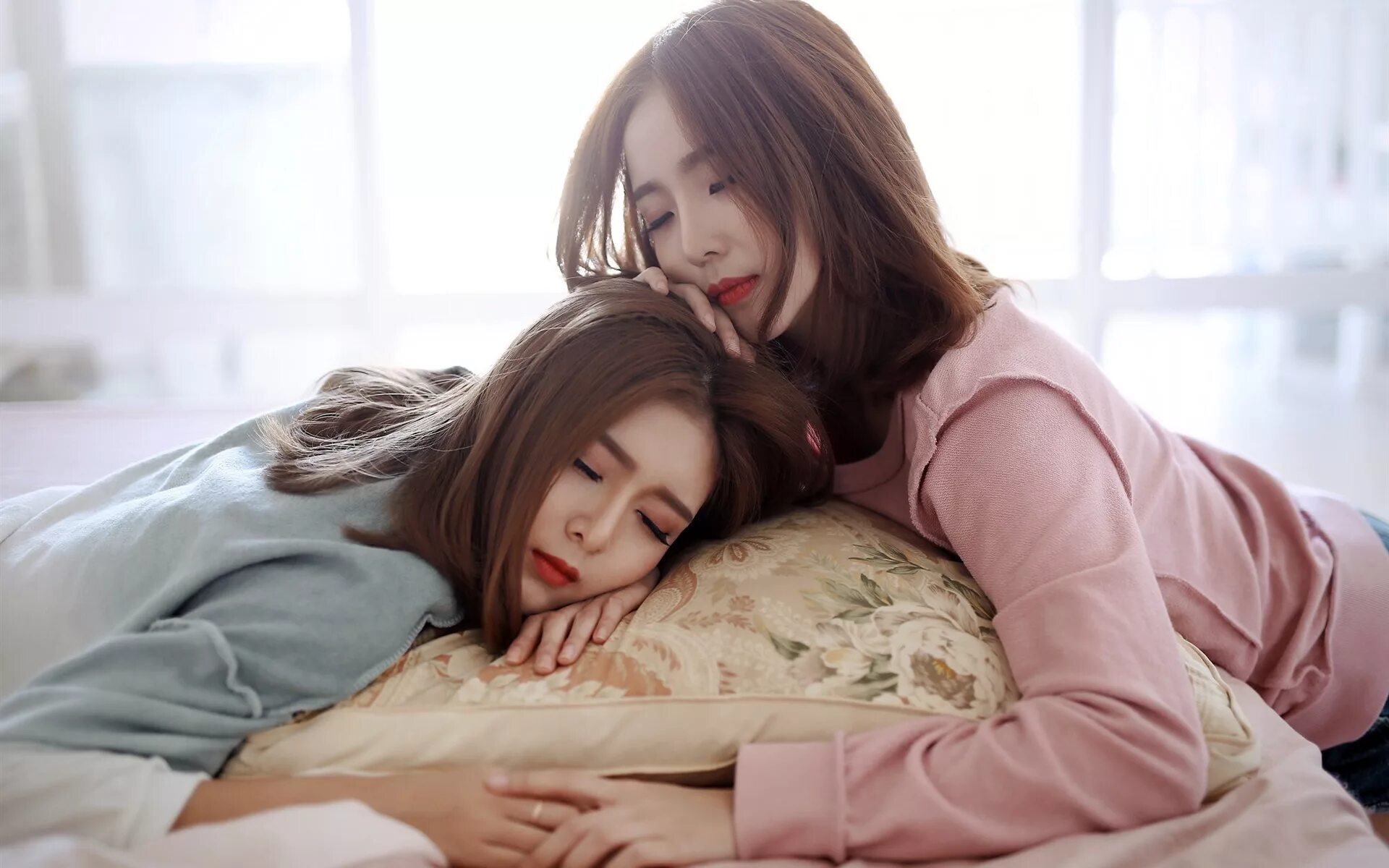 Мужчина и две женщины. Девушки спать два. Группа мисс. Три человека в постели. Две девушки в кровати.