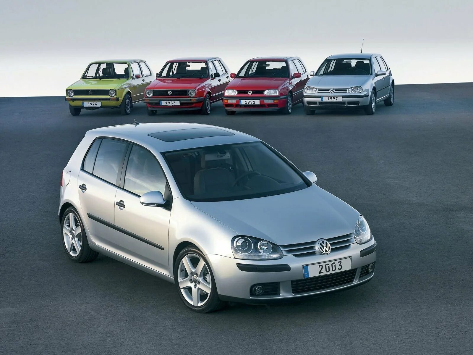 Фольксваген гольф виды. VW Golf 5 2003. Фольксваген гольф 2004. Фольксваген гольф 5 поколения. Volkswagen Golf Evolution.