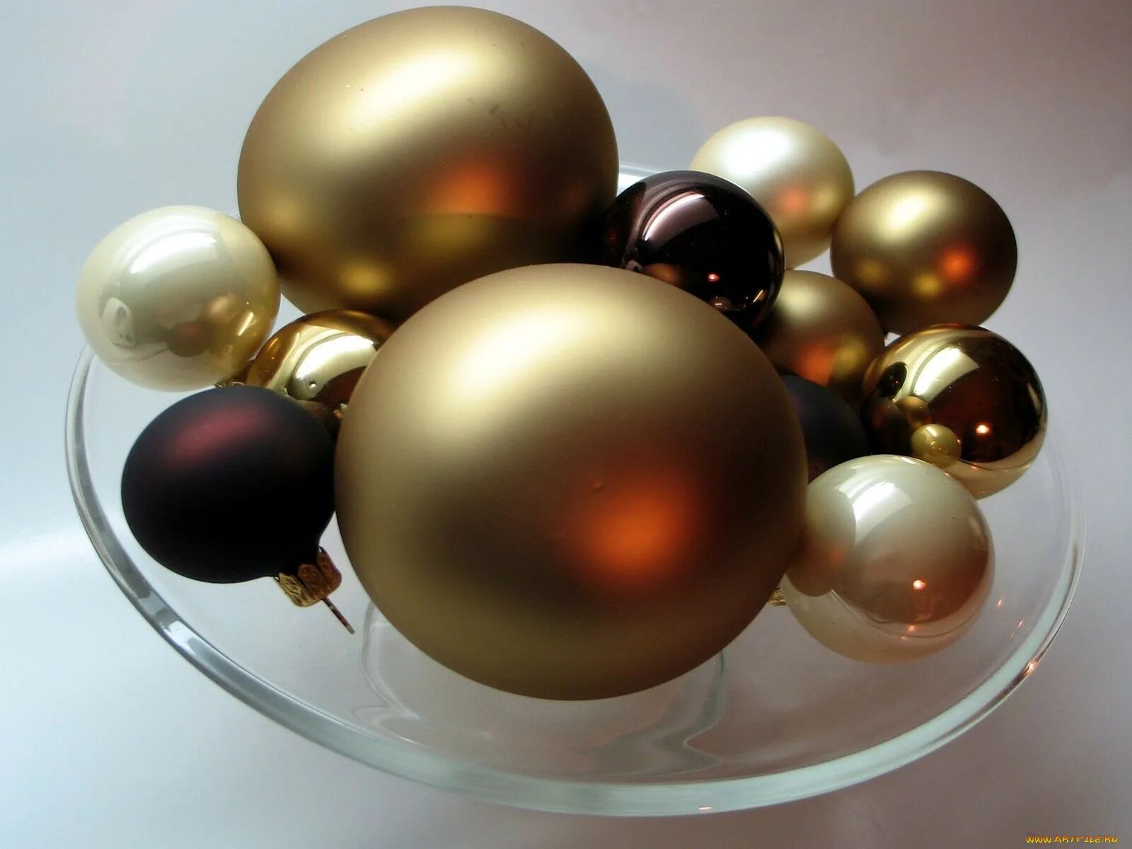 2 новых шара. Новогодние шары. Коричневые новогодние шары. Глянцевые золотые новогодние шары. Коричневые елочные шары.