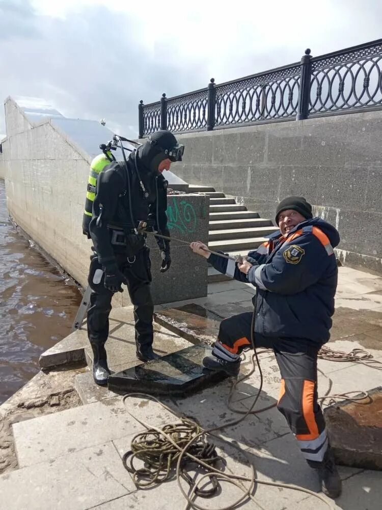 Повышенные со. Водолазы осматривают мост. Водолазы на строительстве мостов. Водолазы МЧС России. Водолазы Волжский.