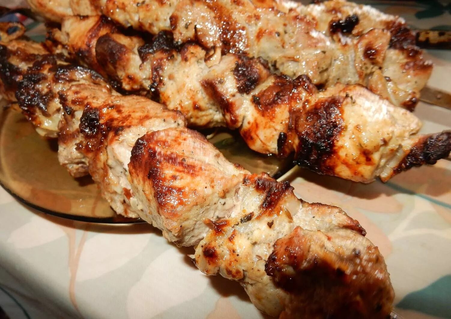 маринованный шашлык из свинины. маринованное мясо для шашлыка. шашлык в майонезе. шашлык насипает нарезиное лук. шашлык в майонезе.