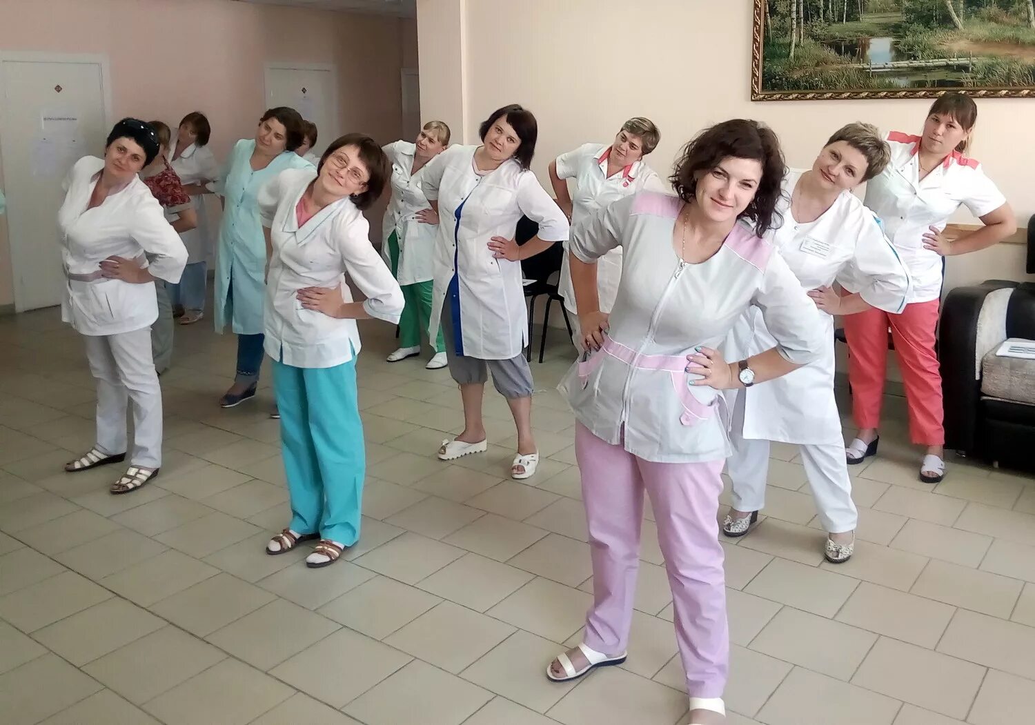 врач с часами. медработник за столом. медсестра улыбается. врач и пациент. обеденный перерыв при 12 часовом рабочем дне по трудовому кодексу.