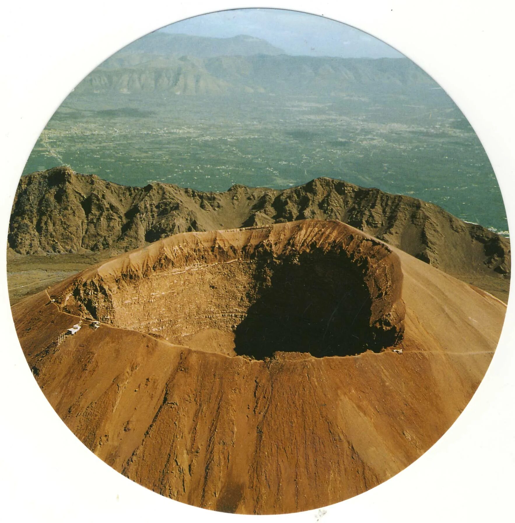 Действует ли вулкан везувий. Кратер Везувия. Национальный парк Везувий. Вулкан Везувий 2022. Жерло вулкана Везувий.