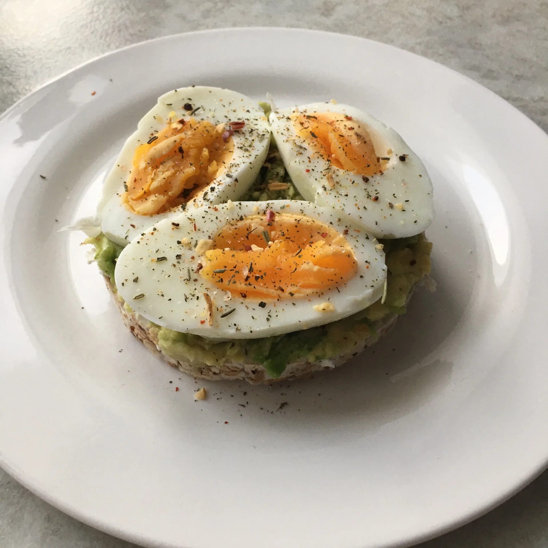 хлебцы в йогурте. пп завтрак из авокадо. завтрак с сыром. пп завтрак с вареными яйцами. завтрак с сыром.