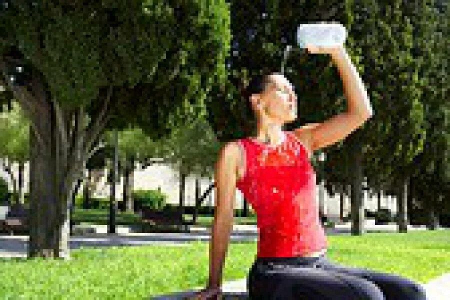 Спорт в жару. Марафон дес саблес. Физические упражнения в жаркую погоду. Тренировки в жарком климате. Парни в жару.