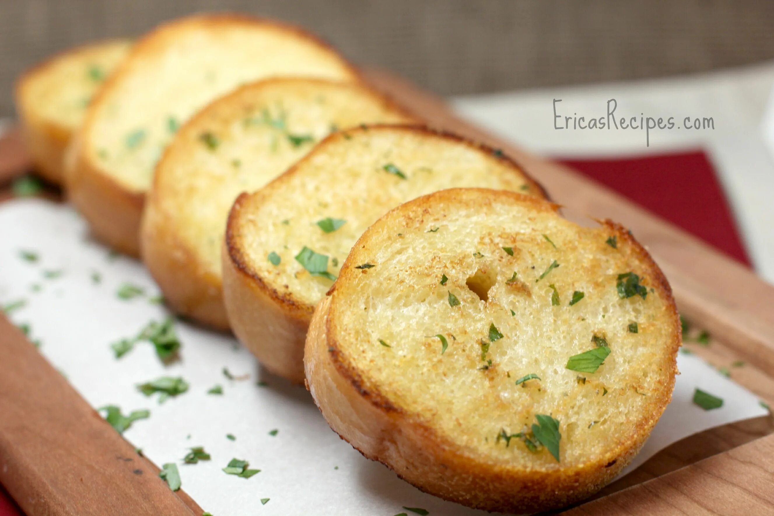 Как сделать хлеб с чесноком. Гарлик брэд. garlic toast. техасский тост. гарлик фингерс хлеб.