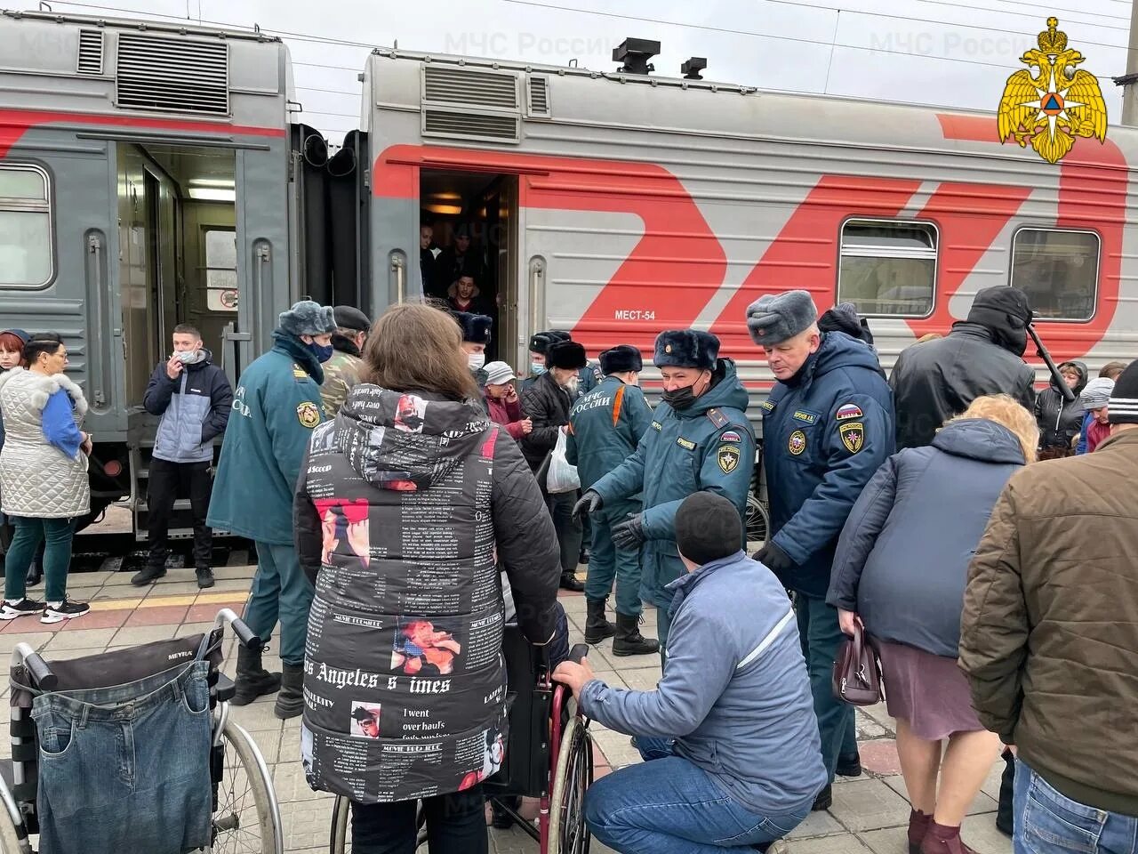 В воронеж прибыл. Люди на вокзале. беженцы в воронеже. эвакуация жителей.