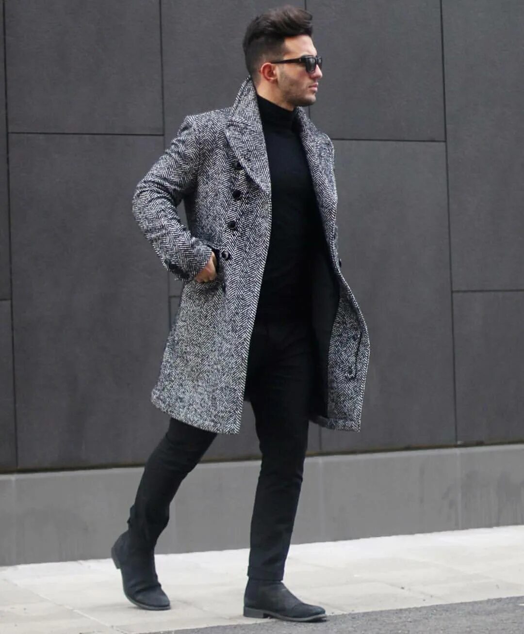 Мужское поло юс. Серое пальто мужское. Стильное мужское пальто. Одежда под пальто мужское. Мужской лук с серым пальто.