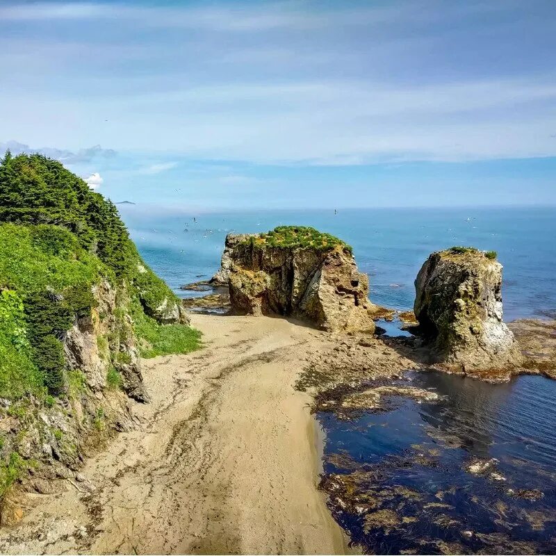 природные памятники сахалинской области. рассказ о острове сахалин. мыс великан сахалин. сахалинская область остров итуруп. сахалин стал островом.