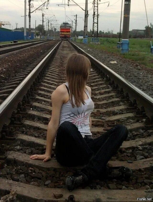Дура сидит. Девушка на железной дороге. Девушка на рельсах. Фотосессия на рельсах. Девочка на рельсах.