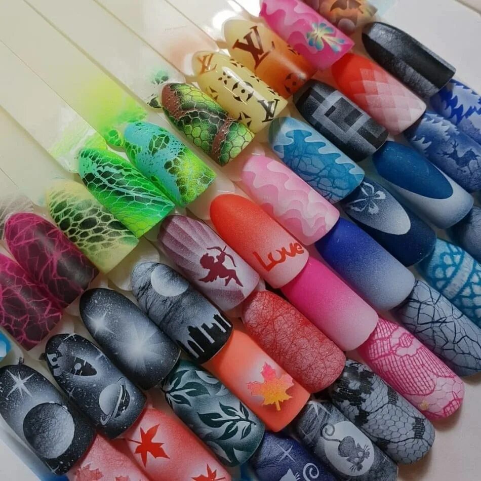 маникюр аэрография. дизайны аэрография. идеи маникюра с аэрографией. дизайн ногтей аэроглифам. дизайн ногтей аэрография.