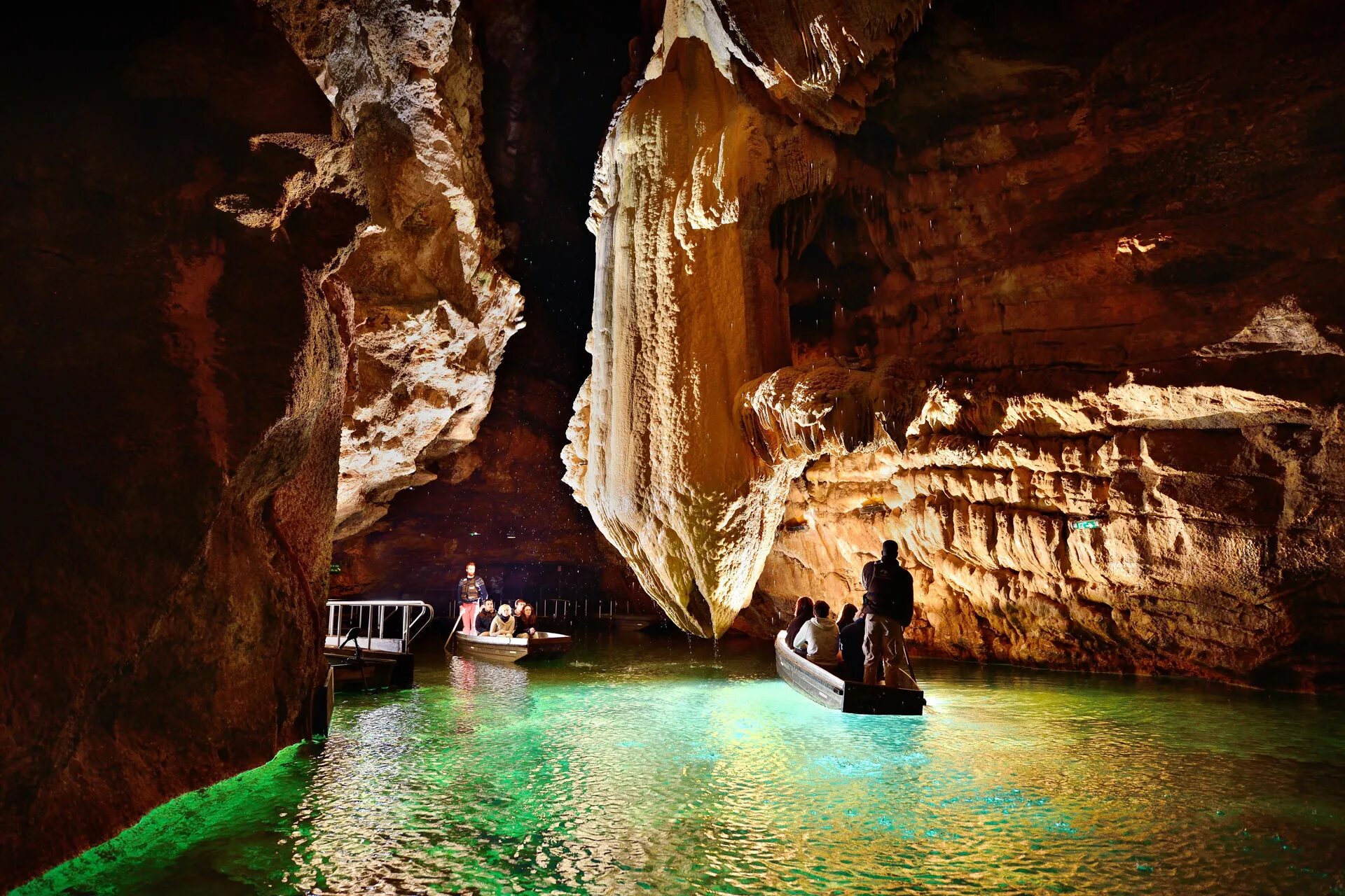 Caves de. Пещера Падирак во Франции. Гуфр де Падирак. Пещера Гуфр Берже. Пещера Гуфр Берже Франция мертвых.