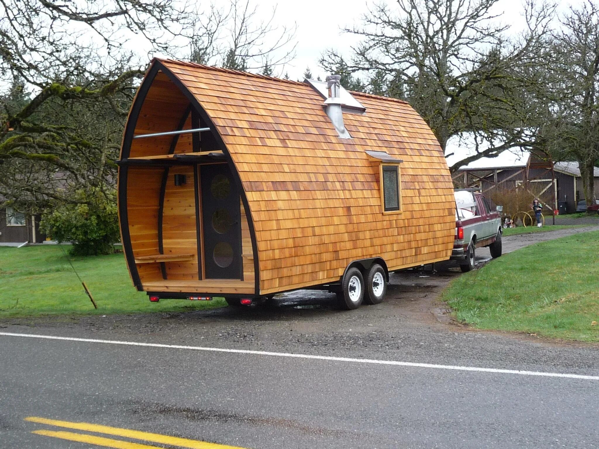 Самодельный прицеп дом. Автодом tiny House. Кемпер прицеп tiny House. Домик на колёсах прицеп. Самодельный дом на колесах.