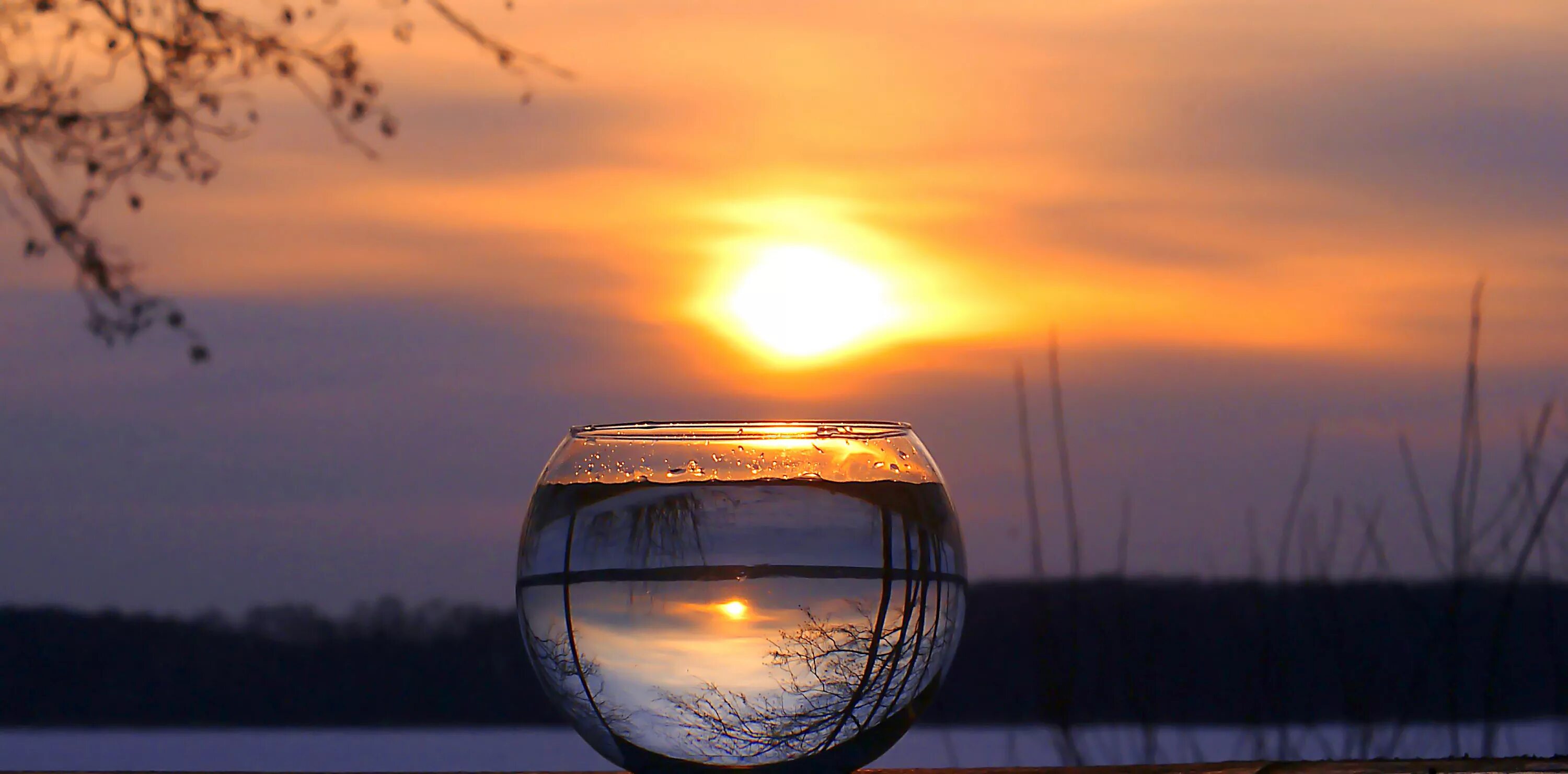 Отражение тема дня. Отражение в бокале. Отражение заката в воде. Отражение солнца в воде. Вода в стакане на фоне солнца.