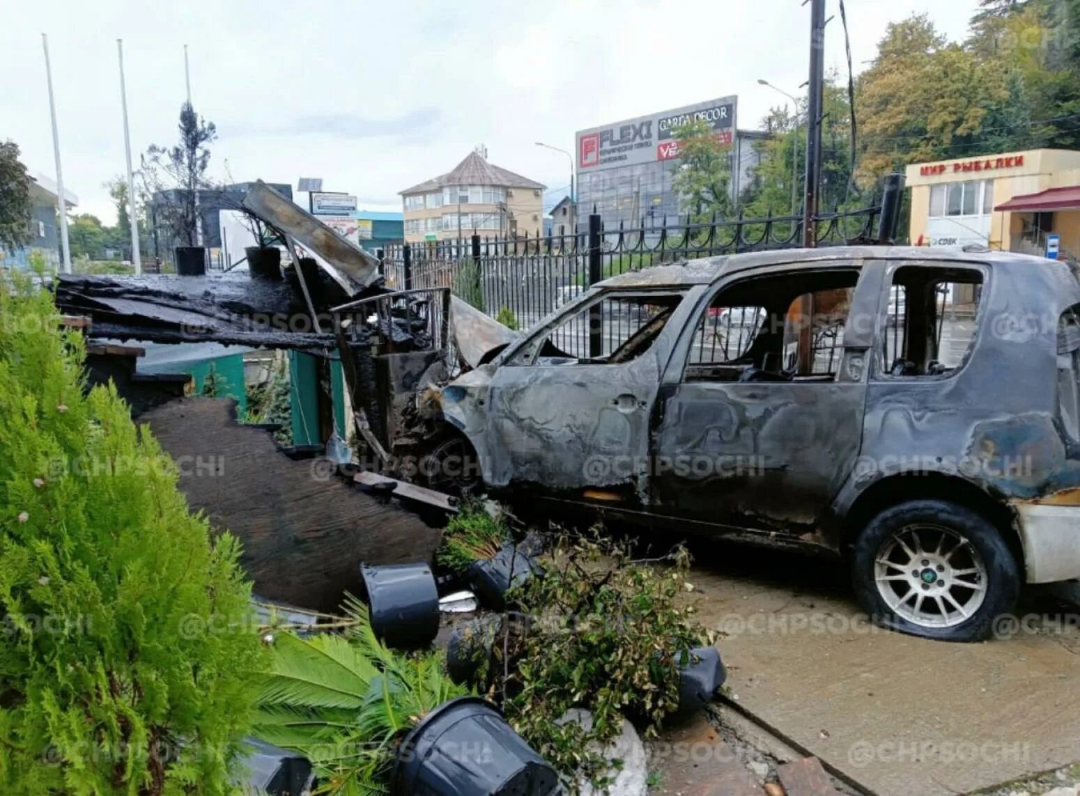 Сводка чп. Легковушка. Ураган в городе. Автомобиль врезался в вертолёт боевик.