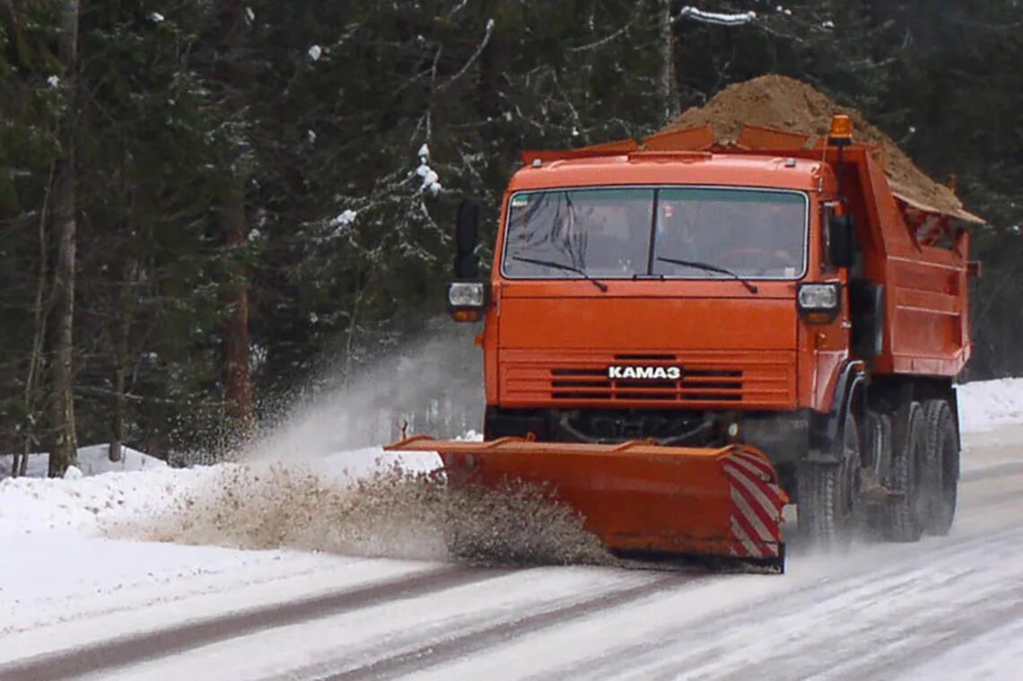 Дорога очищена от снега. Уборка снега КДМ КАМАЗ. Снегоуборочная машина дорожная. Снегоуборочная техника КАМАЗ. Машины для очистки дорог от снега.