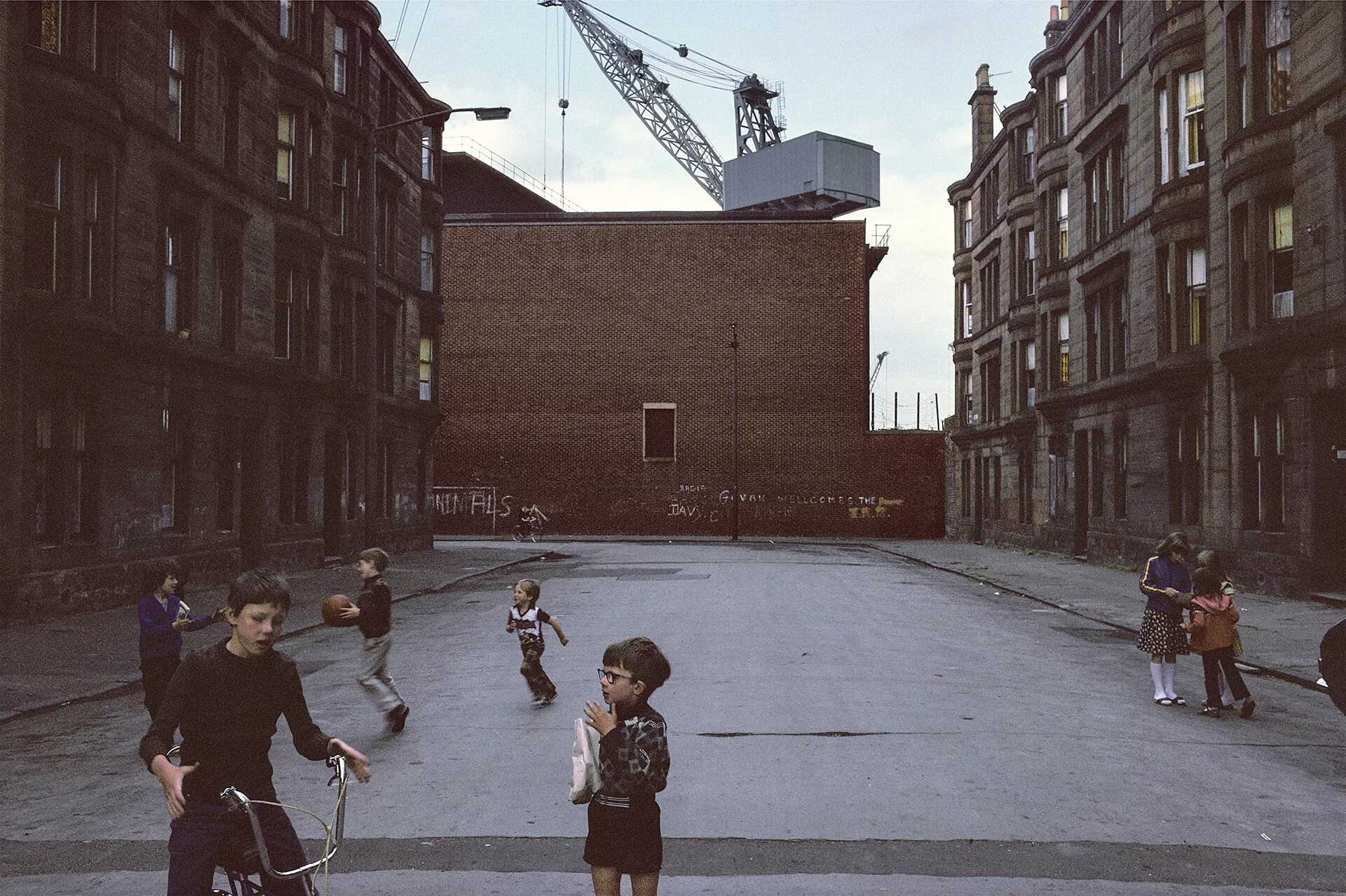 Глазго 60-х трущобы. Глазго 1980 трущобы. Glasgow, 1980 Raymond Depardon. Британия 80-е годы.