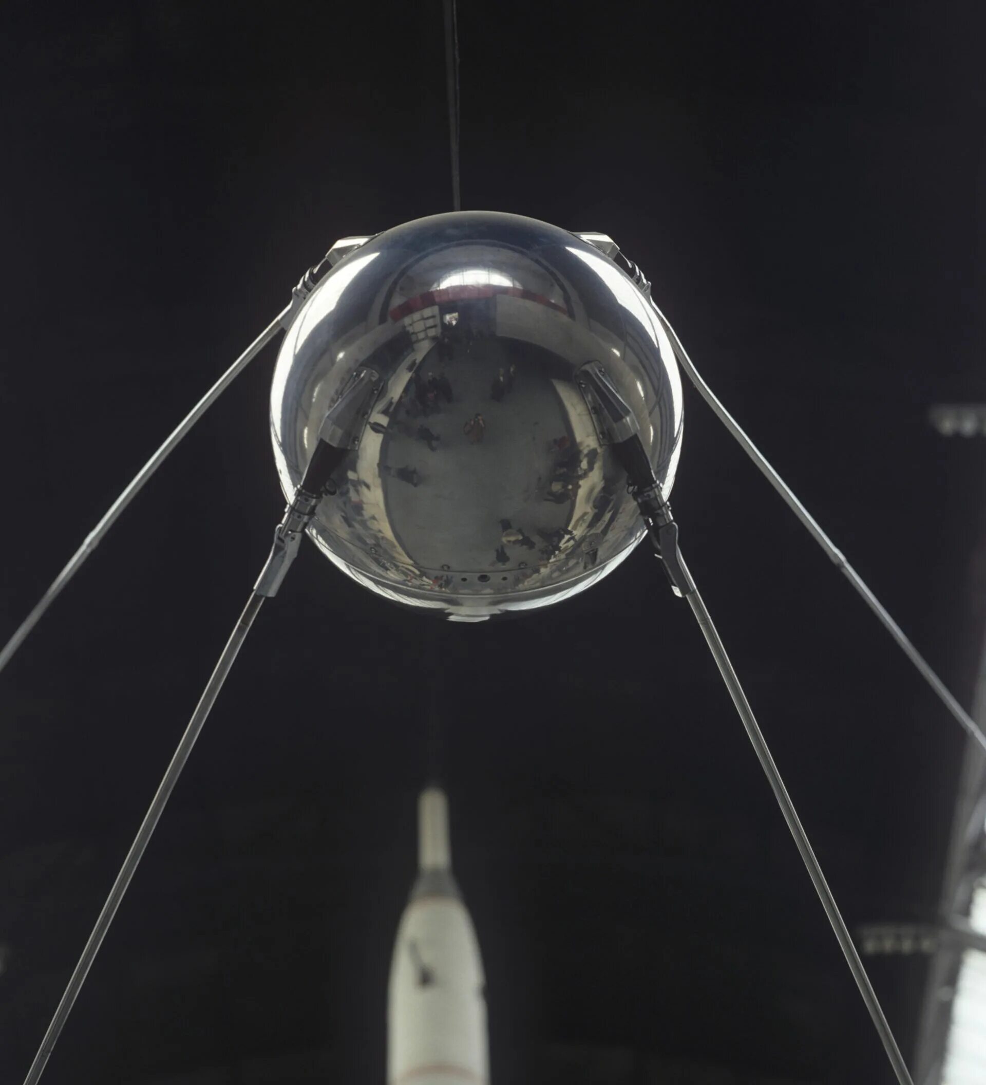 1957 запуск первого искусственного. Первый искусственный Спутник земли 1957. Первый Спутник СССР. Спутник-1 искусственный Спутник Глушко. Первый Спутник запущенный в космос в СССР.