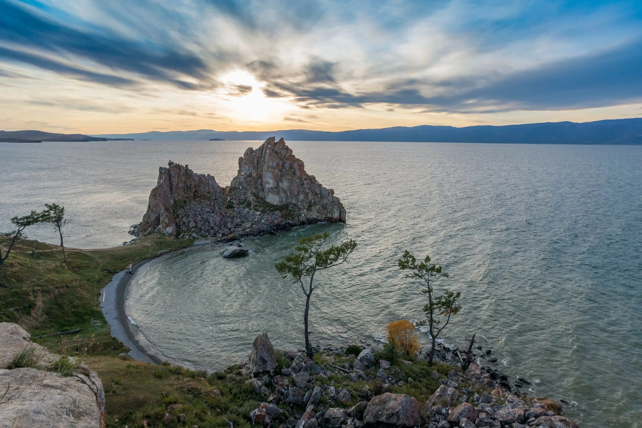 Большой остров байкала. Остров Ольхон на Байкале. Озеро Ольхон на Байкале. Мыс Бурхан на Ольхоне. Иркутск остров Ольхон.