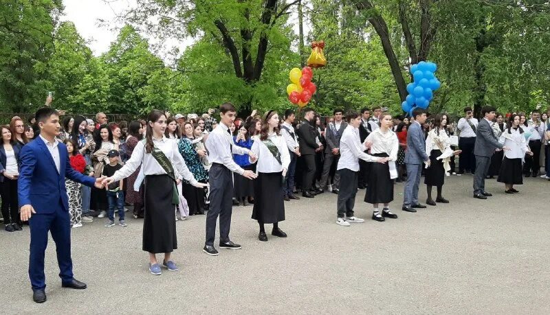 Фани мани москва 24. Выпускники 2012 полярные зори. Последний звонок. Последний звонок в россии. Выпускной в школе 11 класс.