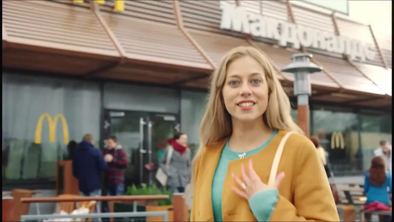 Открытки про дружбу прикольные. И есть я я несу пакетик. Сажнева виктория. Собирай вещи пиздуй к маме. Я несу радость мем.