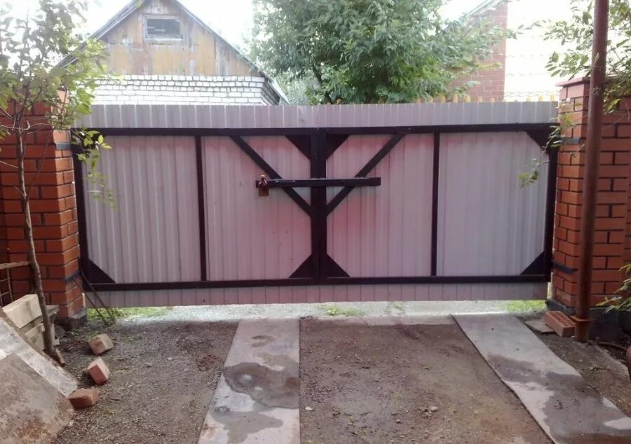 Затвор на ворота из профнастила. Засов hormann для ворот. Ворота распашные. Закрывание распашных ворот. Задвижки снизу на ворота.