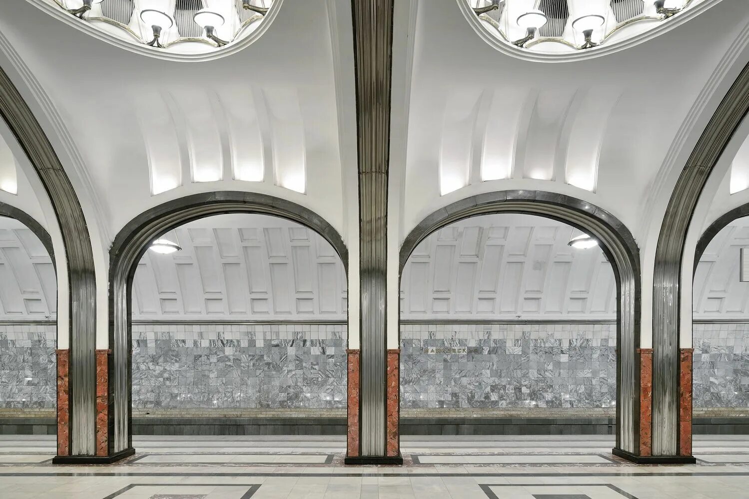 Станции метро московского метрополитена. Дэвид бурдени московское метро. Кипрская метро архитектор. Станция советская московского метрополитена. Московское метро станция маяковская.