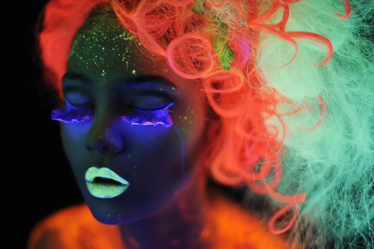 Glowing макияж. Флуоресцентный макияж. фотосессия с цветным светом. девушки неоновый цвет. девушка в неоновом свете.