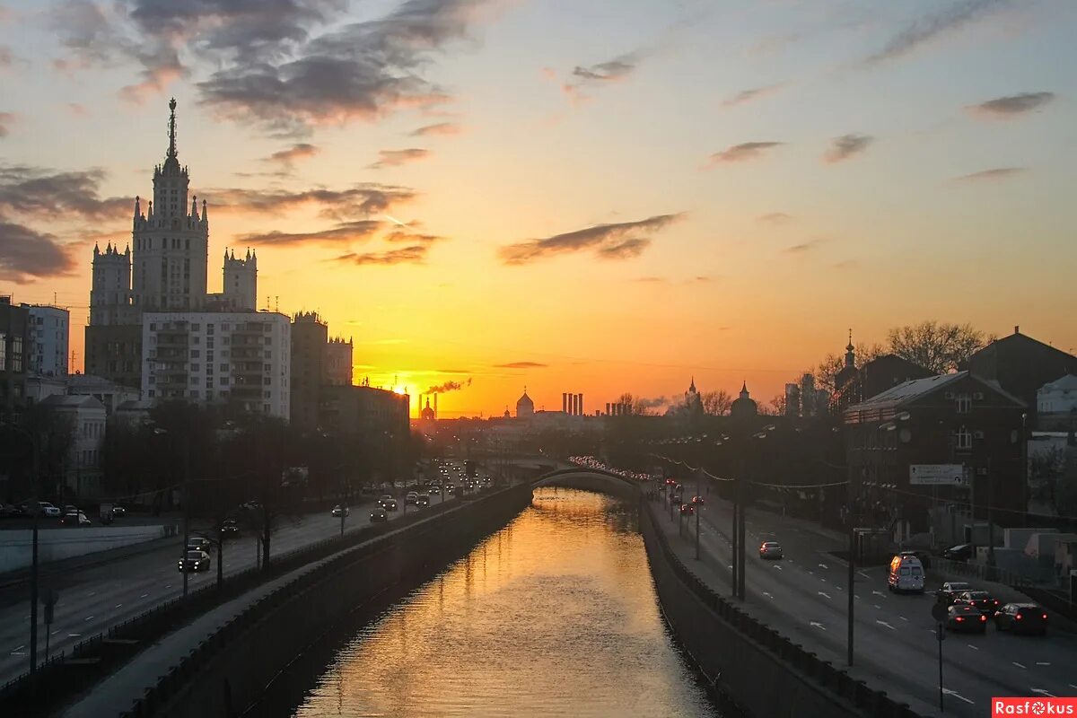 Время заката в москве. Набережная Яузы. Яузская набережная Москва. Яуза Москва. Красивая Яуза Москва.