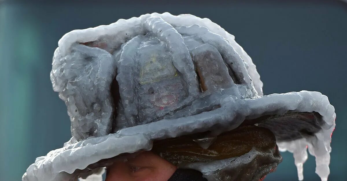 Замерзший водород. Замерзшие вещи. замерзший газ. американцы замёрзли в арктике. обледеневшие пожарные.