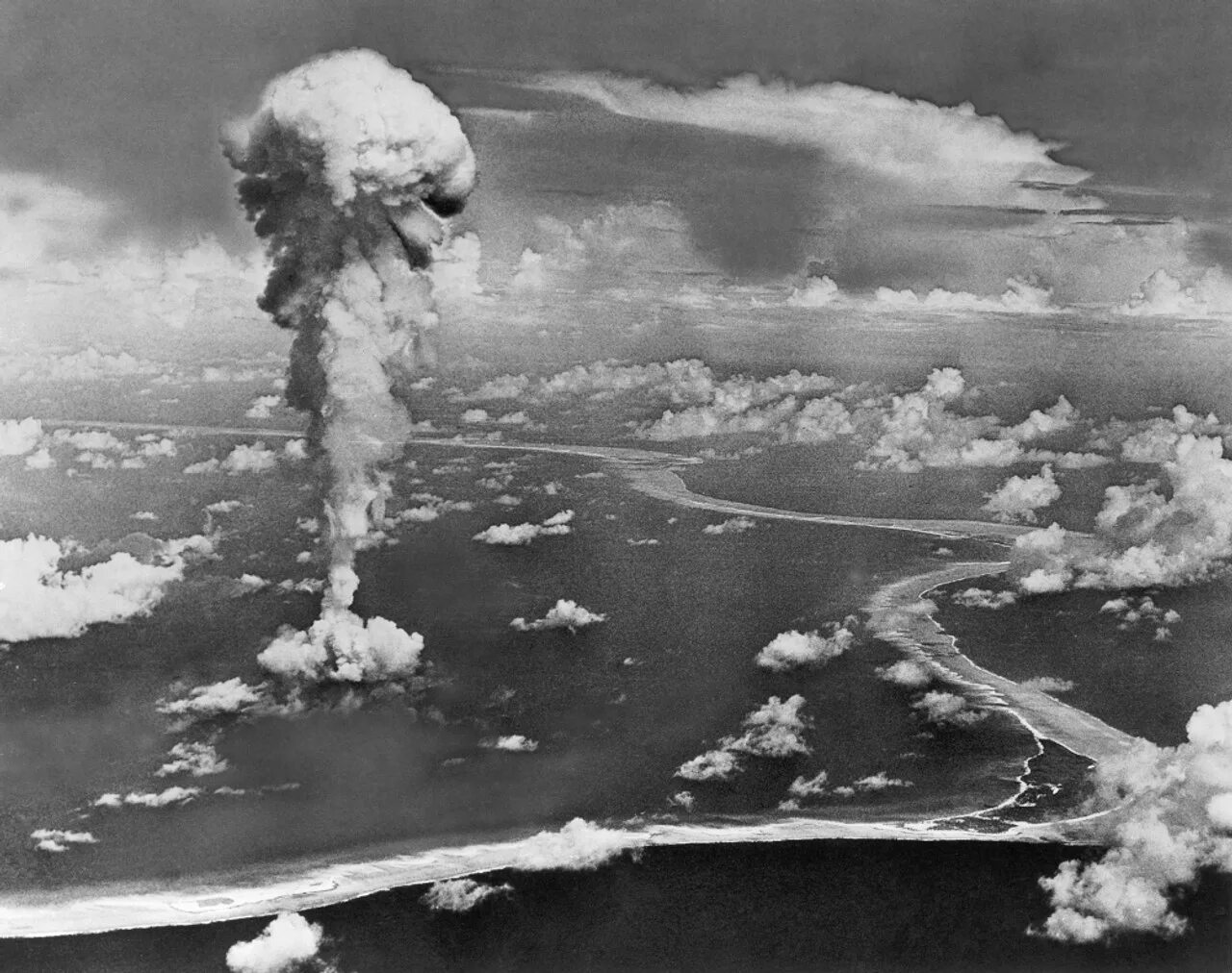 Испытание ядерного взрыва. Атолл бикини 1946. Ядерные испытания США на атолле бикини. Атолл бикини ядерные испытания. Атолл бикини взрыв атомной бомбы.