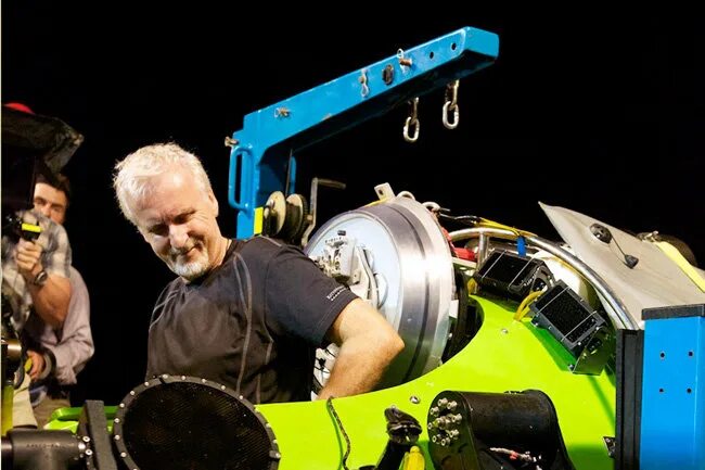 Погружение джеймса кэмерона 2012. Deepsea challenger батискаф. Режиссер марианская впадина. Батискаф джеймса кэмерона. Батискаф джеймса кэмерона.