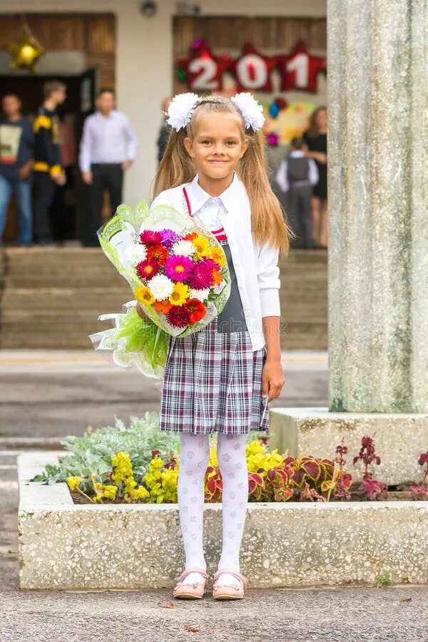 Первоклассница с бантами. Фото девочек первоклашек на 1 сентября. Образ первоклассницы. Школьная форма для первоклассницы. Первоклашки на линейке девочки.
