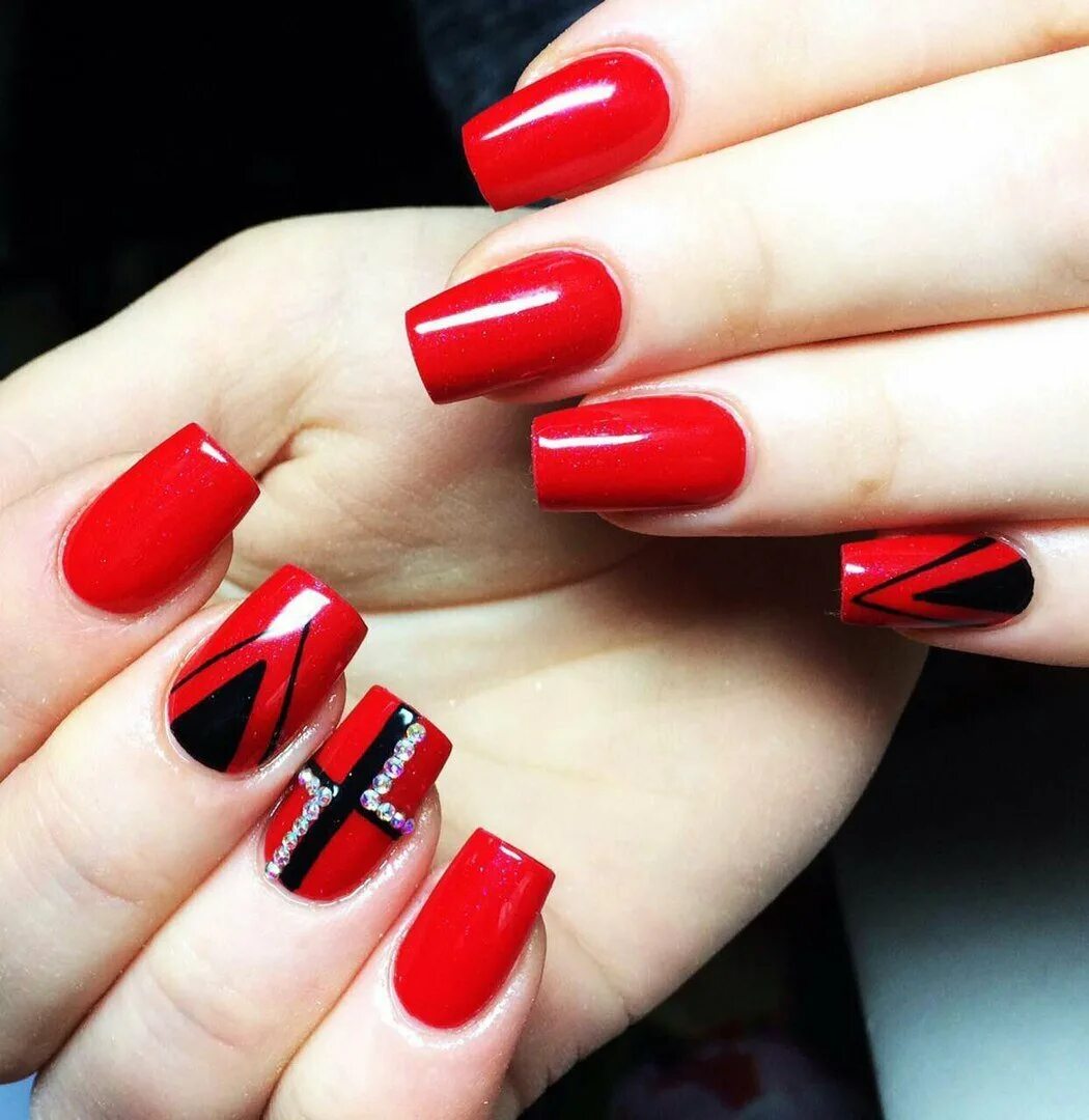 черно красный маникюр на квадратные ногти. красивый маникюр красный с черным. черно красный маникюр на квадратные ногти. маникюр на короткие ногти красный с черным. красно-чёрный маникюр на короткие ногти квадрат.