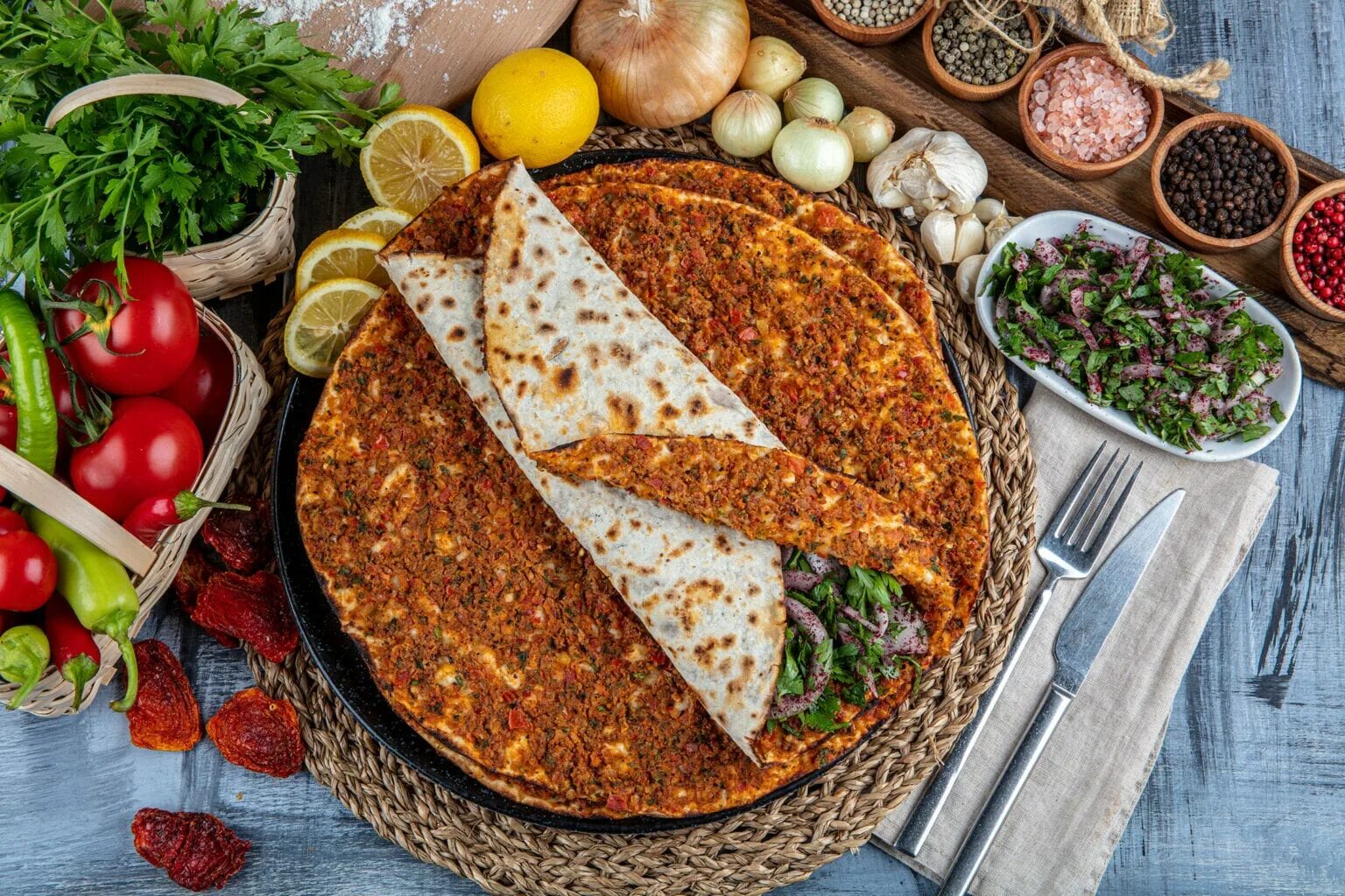 Well turkey. Турецкий Лахмаджун. Турецкая кухня национальные блюда Лахмаджун. Турецкая пицца Лахмаджун. Что такое Лахмаджун в Турции.